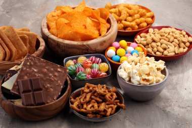 Tuzlu atıştırmalıklar. Çerez, cips, kraker ahşap kase.