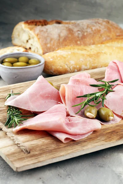 Gesneden ham op houten plank. Verse prosciutto. Varkensvlees ham, gesneden. — Stockfoto