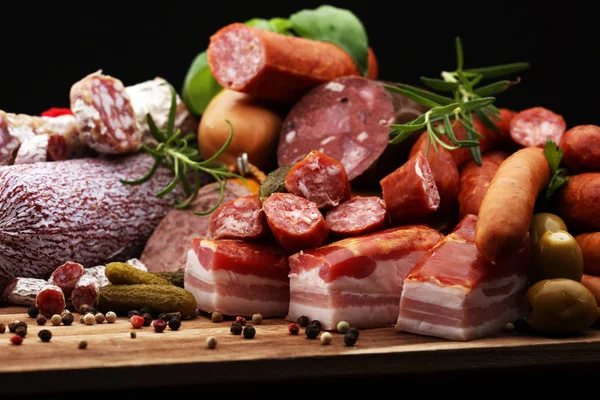 Bandeja de comida con delicioso salami, jamón, salchichas frescas, pepino — Foto de Stock