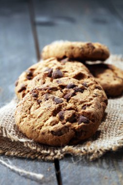 Çikolata kurabiye ahşap masa üzerinde. Çikolatalı kurabiye