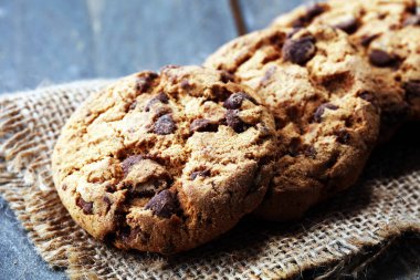 Çikolata kurabiye ahşap masa üzerinde. Çikolatalı kurabiye