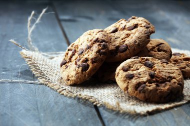 Çikolata kurabiye ahşap masa üzerinde. Çikolatalı kurabiye