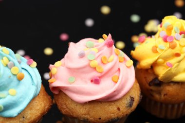 Lezzetli kek koyu arka plan üzerinde. Doğum günü kek gökkuşağı c