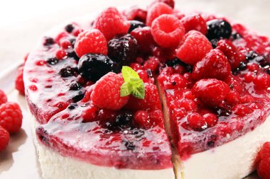 Ahududulu kek ve bir sürü taze ahududu