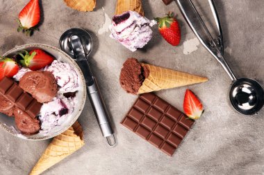 Çikolata kahve dondurma topu bir kase ve çilek ve van