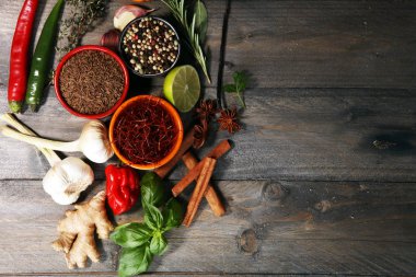 Baharat ve otlar masada. Yemek ve mutfak malzemeleri.