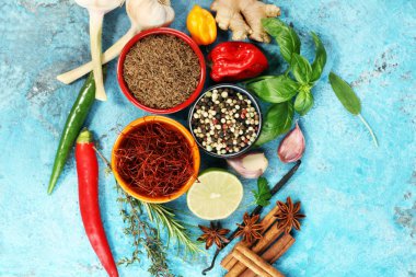 Baharat ve otlar masada. Yemek ve mutfak malzemeleri.