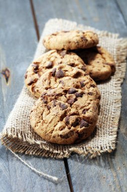 Çikolata kurabiye ahşap masa üzerinde. Çikolatalı kurabiye