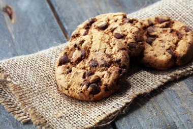 Çikolata kurabiye ahşap masa üzerinde. Çikolatalı kurabiye