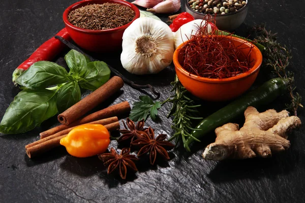Especiarias e ervas na mesa. Alimentos e ingredientes da cozinha . — Fotografia de Stock