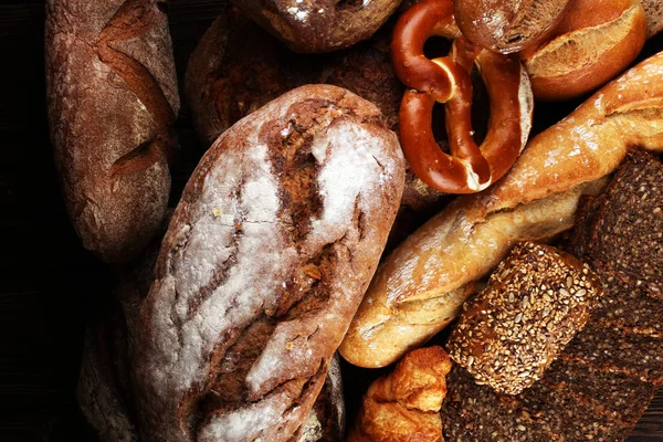 Verschiedene Arten von Brot und Brötchen an Bord von oben. ki — Stockfoto