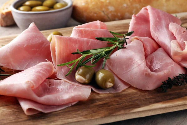 Gesneden ham op houten plank. Verse prosciutto. Varkensvlees ham, gesneden. — Stockfoto