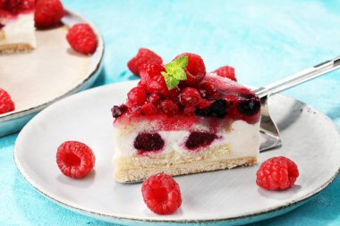 Ahududulu kek ve bir sürü taze ahududu