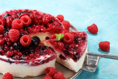 Ahududulu kek ve bir sürü taze ahududu