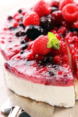 Ahududulu kek ve bir sürü taze ahududu