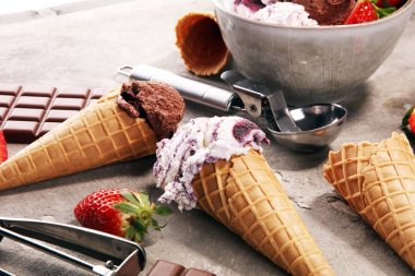 Çikolata kahve dondurma topu bir kase ve çilek ve van