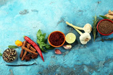 Baharat ve otlar masada. Yemek ve mutfak malzemeleri.