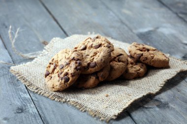 Çikolata kurabiye ahşap masa üzerinde. Çikolatalı kurabiye