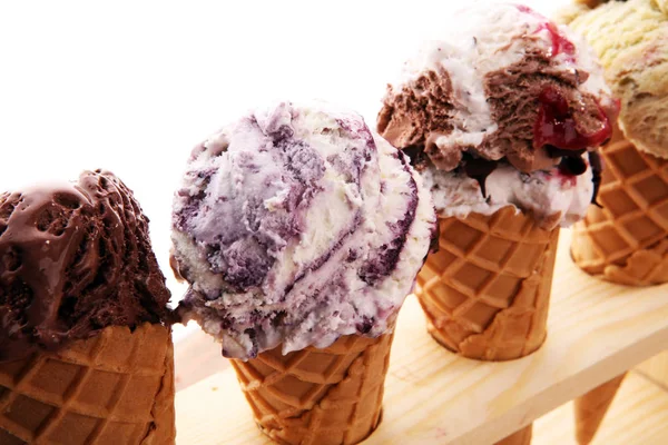 Набор шариков для мороженого разных цветов и вкусов — стоковое фото