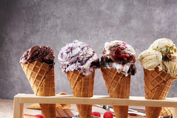 Set van ijs bolletjes van verschillende kleuren en smaken — Stockfoto