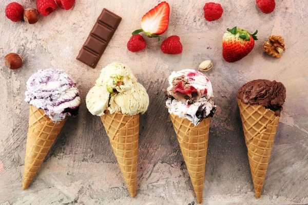 다른 색깔 및 풍미의 아이스크림 스푼 세트 — 스톡 사진