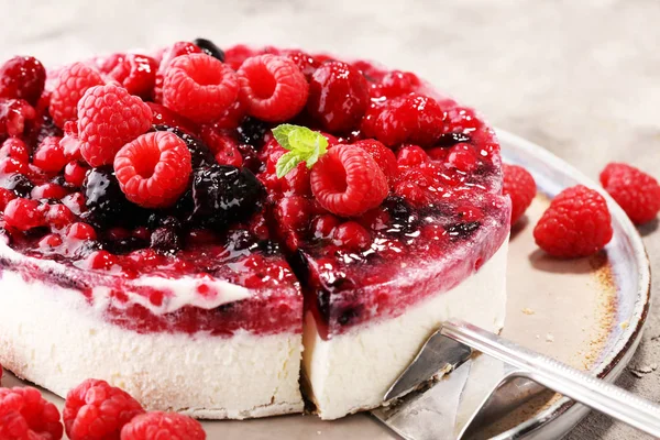 Ahududulu kek ve bir sürü taze ahududu