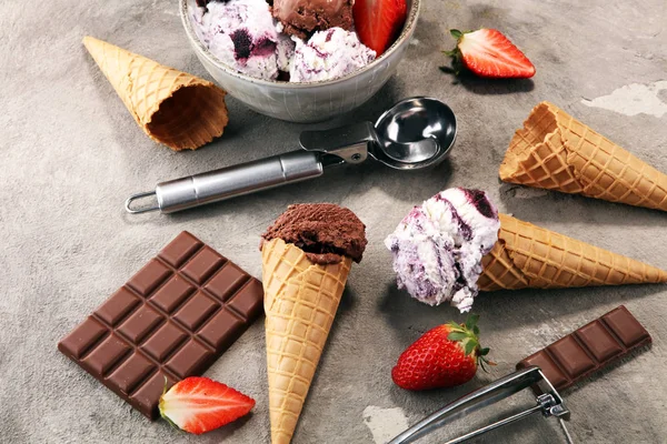 그릇 및 딸기 반 초콜릿 커피 아이스크림 볼 — 스톡 사진