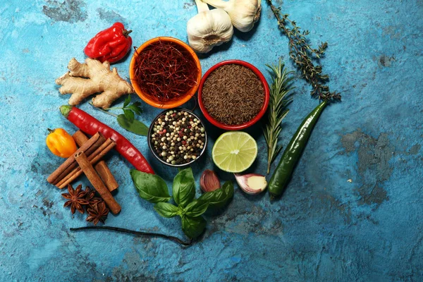 Especiarias e ervas na mesa. Alimentos e ingredientes da cozinha . — Fotografia de Stock