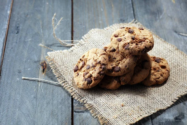 Schokoladenkekse auf dem Holztisch. Schokoladenkekse — Stockfoto