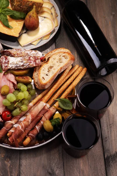 Italian antipasti wine snacks set. Cheese variety, Mediterranean — Stock Photo, Image