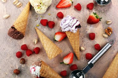 Farklı renk ve lezzetleri dondurma Kepçe kümesi