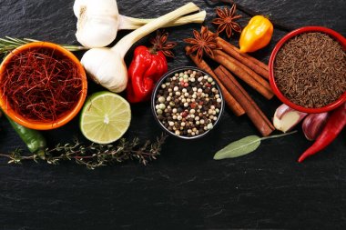 Baharat ve otlar masada. Yemek ve mutfak malzemeleri.