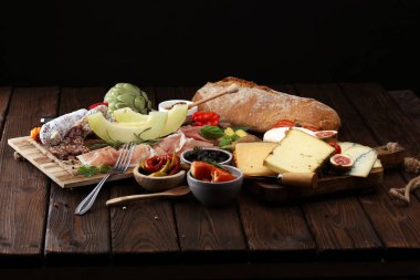 İtalyan antipasti şarap aperatifler küme. Peynir çeşitli, Mediterranean