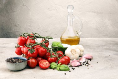 Tuz ve fesleğen ile olgun lezzetli kırmızı domates. Köy pazarı orga