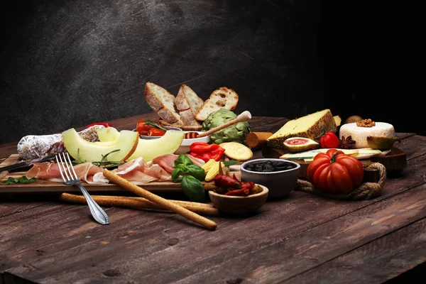 Italienische Antipasti Wein Snacks Set. Käsesorte, mediterran — Stockfoto