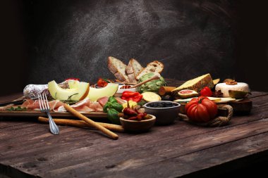 İtalyan antipasti şarap aperatifler küme. Peynir çeşitli, Mediterranean