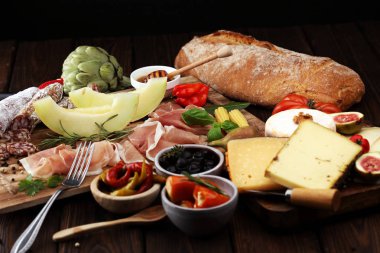 İtalyan antipasti şarap aperatifler küme. Peynir çeşitli, Mediterranean