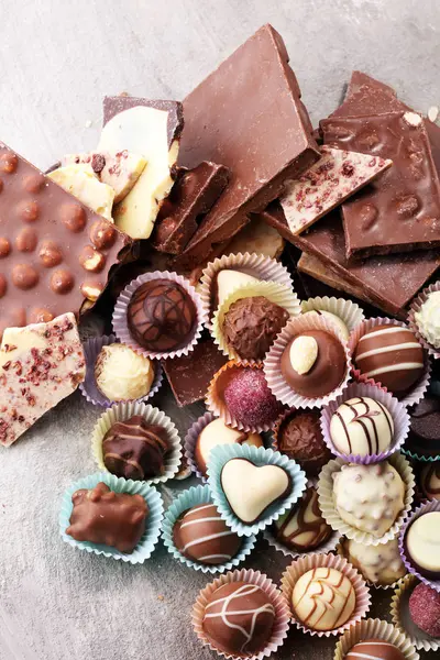 Πολλή ποικιλία σοκολάτας πραλίνες, gourm βελγική ζαχαροπλαστικής — Φωτογραφία Αρχείου