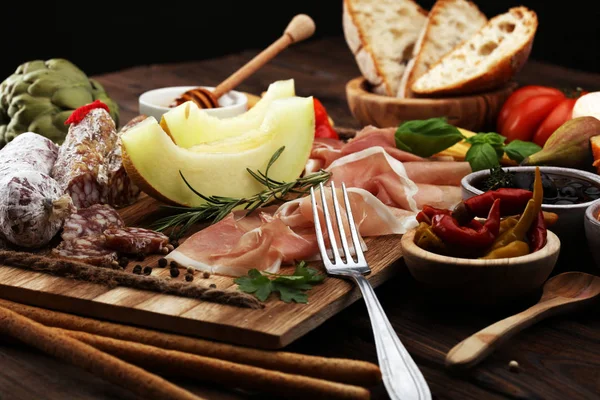 Σετ κρασιού Ιταλικά ορεκτικά σνακ. Ποικιλία τυριών, Μεσογειακή — Φωτογραφία Αρχείου