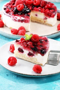 Ahududulu kek ve bir sürü taze ahududu