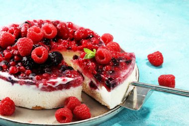 Ahududulu kek ve bir sürü taze ahududu