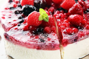 Ahududulu kek ve bir sürü taze ahududu