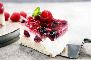 Ahududulu kek ve bir sürü taze ahududu