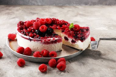 Ahududulu kek ve bir sürü taze ahududu