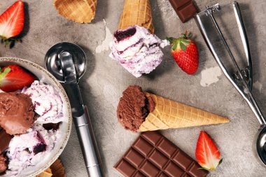 Çikolata kahve dondurma topu bir kase ve çilek ve van