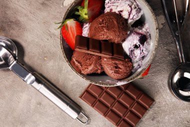 Çikolata kahve dondurma topu bir kase ve çilek ve van