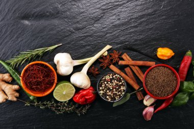 Baharat ve otlar masada. Yemek ve mutfak malzemeleri.
