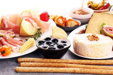 İtalyan antipasti şarap aperatifler küme. Peynir çeşitli, Mediterranean