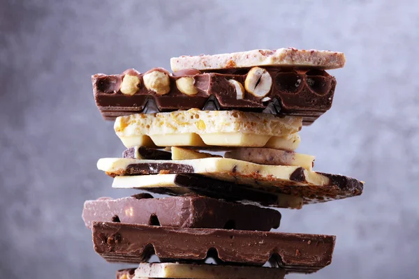 Chocoladerepen op tafel met chocolade toren. — Stockfoto