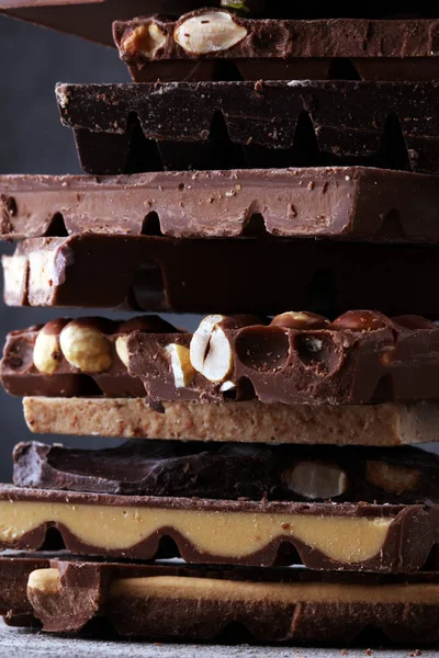 Barres de chocolat sur la table avec tour de chocolat . — Photo